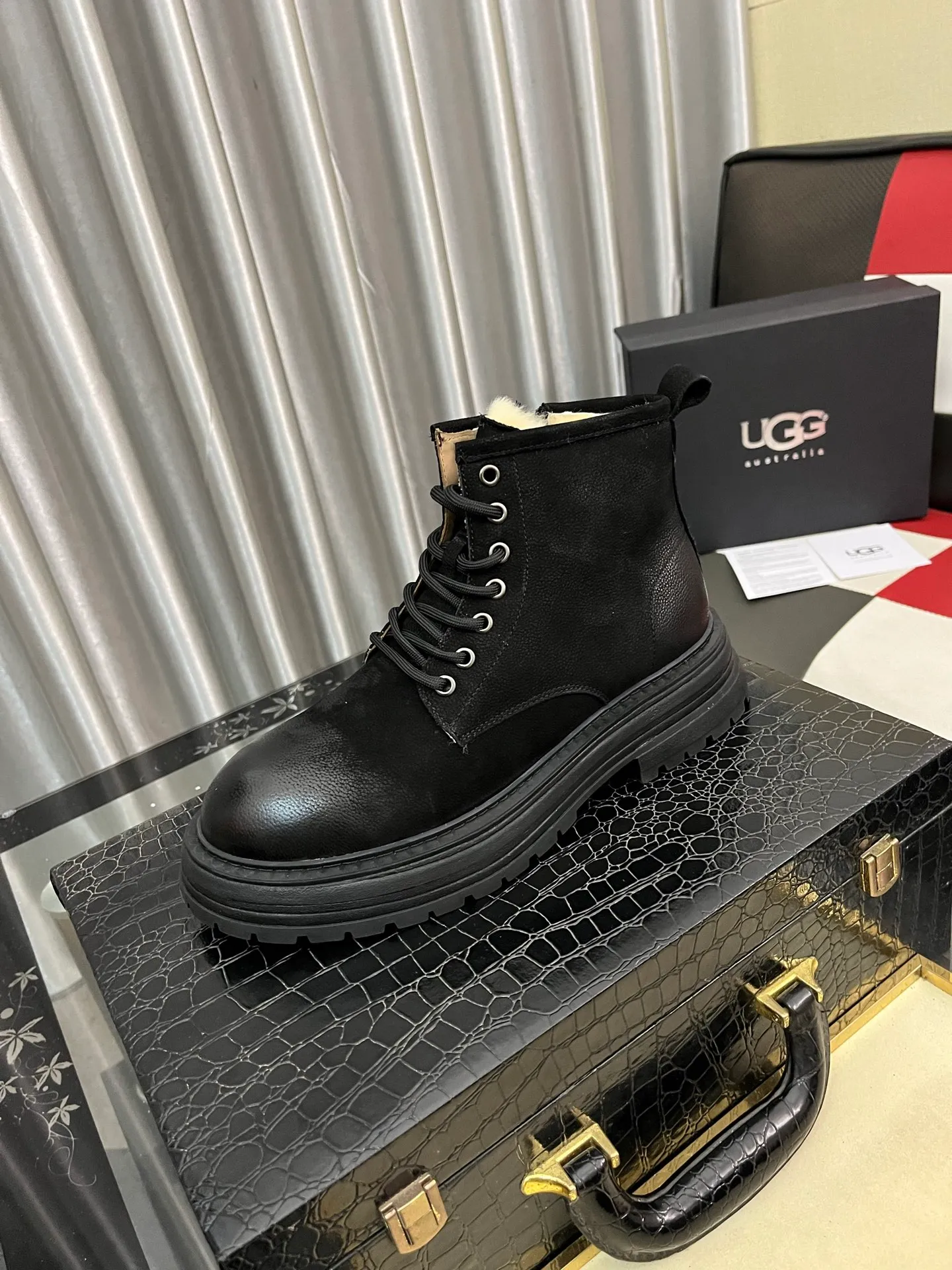 Men's Men's Shoes 💰660⌚️⌚️New UGG fur-integrated men's simple and fashionable snow shoes. The most worth buying at the end of this year are warm casual shoes. Whether you are out and about at home, their comfortable and warm performance will be your most suitable fashion companion! The material is cowhide upper and imported wool is used inside. Two layers of cowhide for warmth and comfort! The eva+ rubber patch outsole is cushioned, wear-resistant, and has good elasticity. It is light and wear-resistant, comfortable and soft, and the new simple cut is more fashionable. It has both practicality and fashion sense, so you no longer have to worry about how to match it in winter, while still maintaining fashionable taste. High-quality genuine wool produced in Dongguan. The material depends on the details! Size: 38-39-40-41-42-43-44-45
